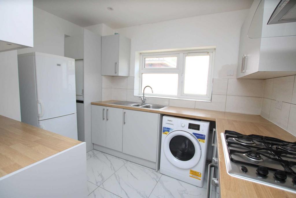 Causeway House, High Street, Abbots Langley 2 bed flat £1,300 pcm (£