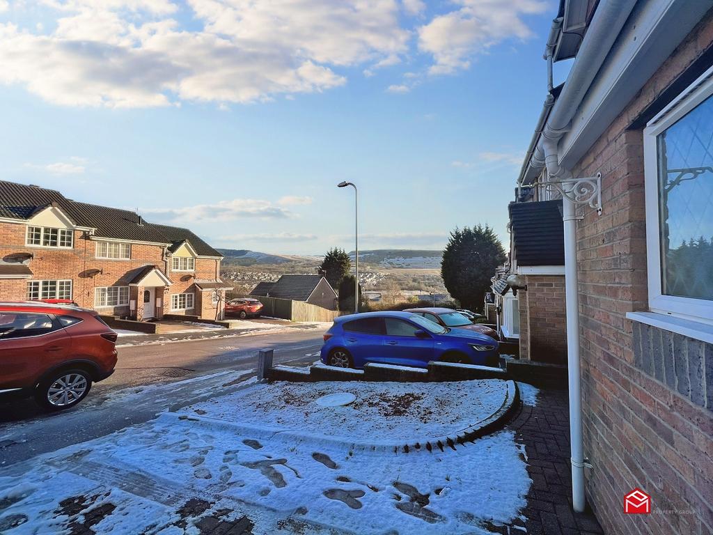 Cwrt Coed Parc, Maesteg, Bridgend.... 2 bed semidetached house £140,000