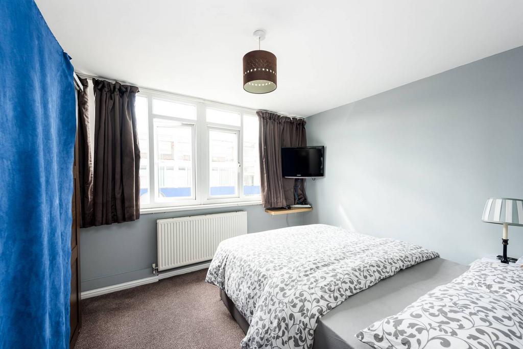 Carey Gardens, Battersea, London, SW8 3 bed flat for sale £425,000