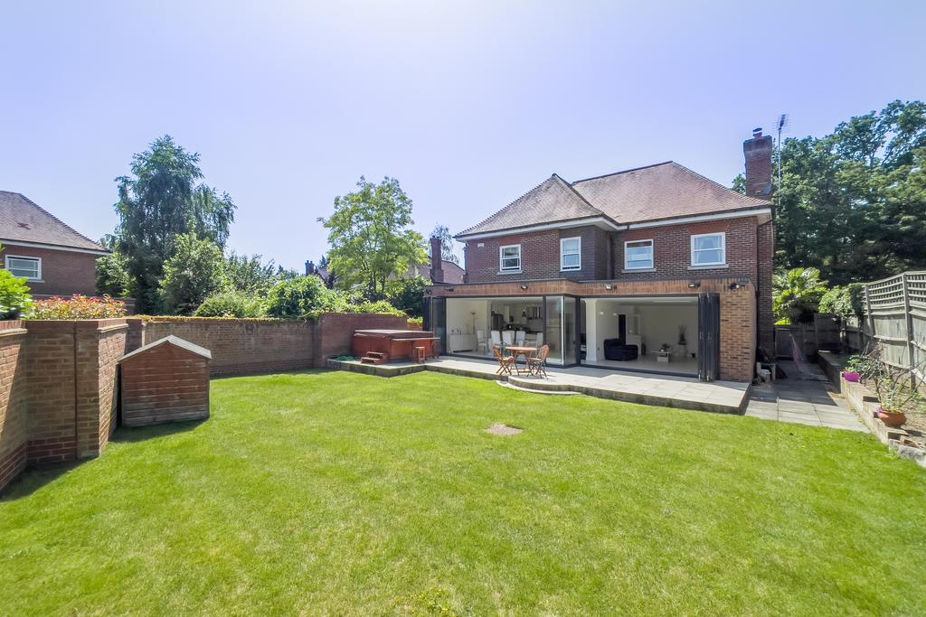 Charlotte Court, Esher, Surrey, KT10 6 bed detached house - £6,000 pcm ...