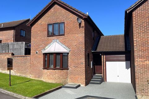 3 bedroom detached house for sale, Bampton Avenue, Chard, Somerset TA20