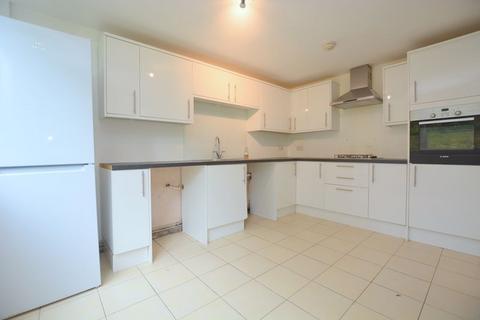 2 bedroom maisonette to rent, Leaf Close, Northwood