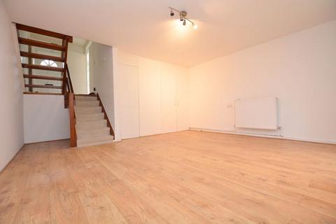 2 bedroom maisonette to rent, Leaf Close, Northwood