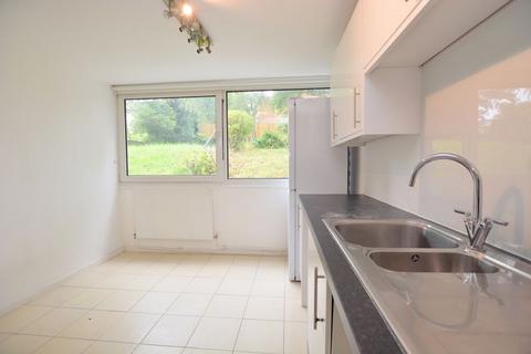 2 bedroom maisonette to rent, Leaf Close, Northwood