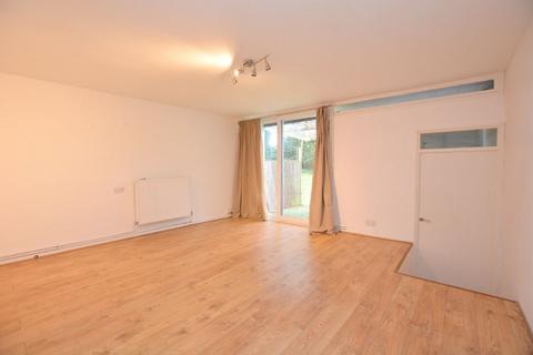 2 bedroom maisonette to rent, Leaf Close, Northwood
