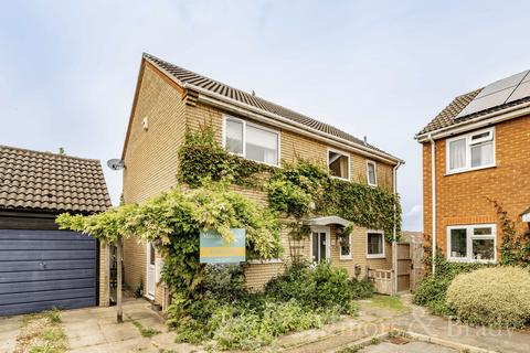 30 Andrew Goodall Close, Dereham, NR19 1SR