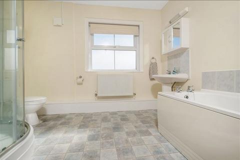2 bedroom flat to rent, St Cross Road, Winchester