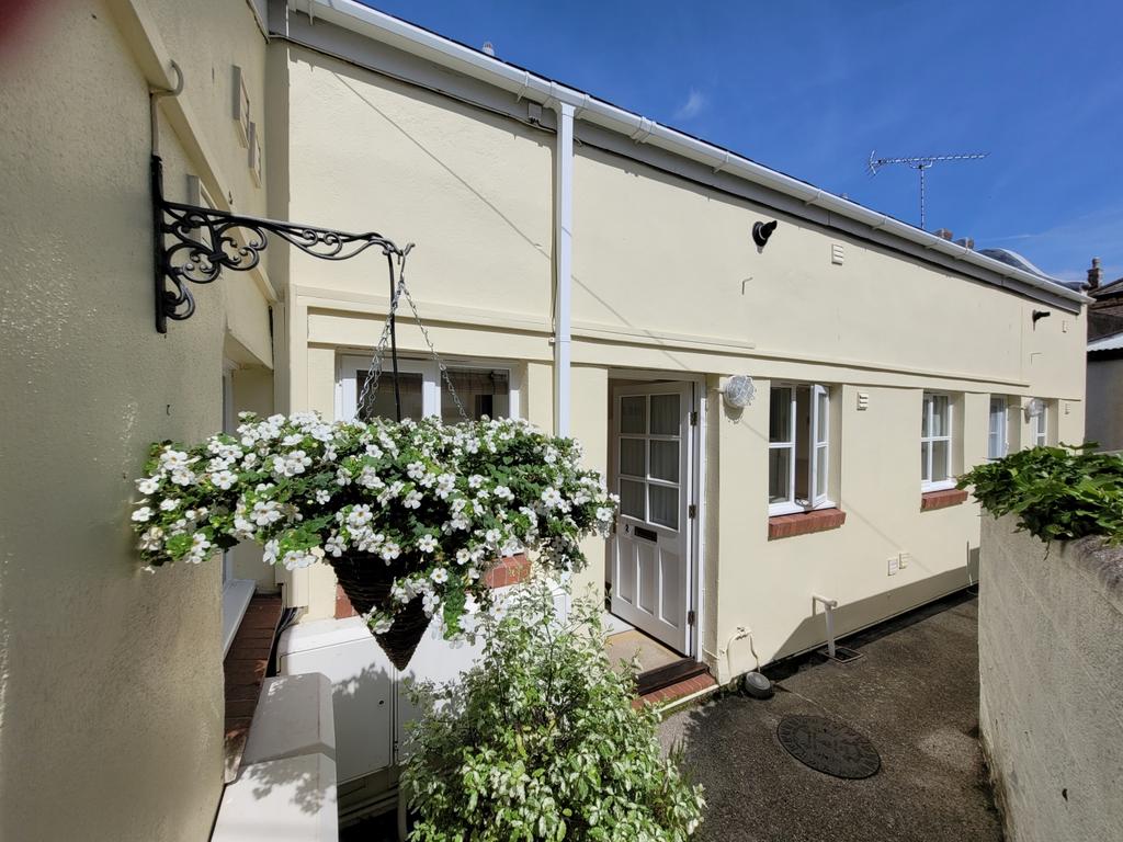 2 The Mews, Bodmin Hill, Lostwithiel 1 bed cottage £695 pcm (£160 pw)