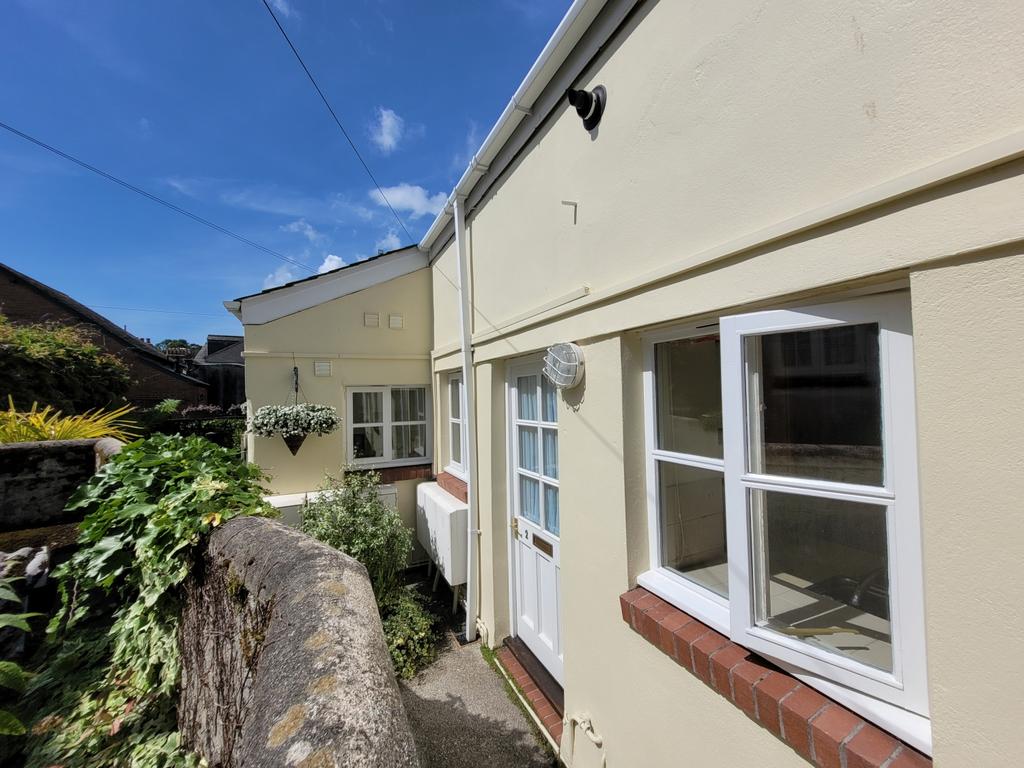 2 The Mews, Bodmin Hill, Lostwithiel 1 bed cottage £695 pcm (£160 pw)