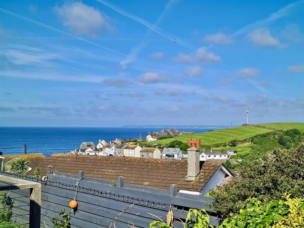 St. Peters Way, Porthleven TR13 3 bed detached bungalow £399,950