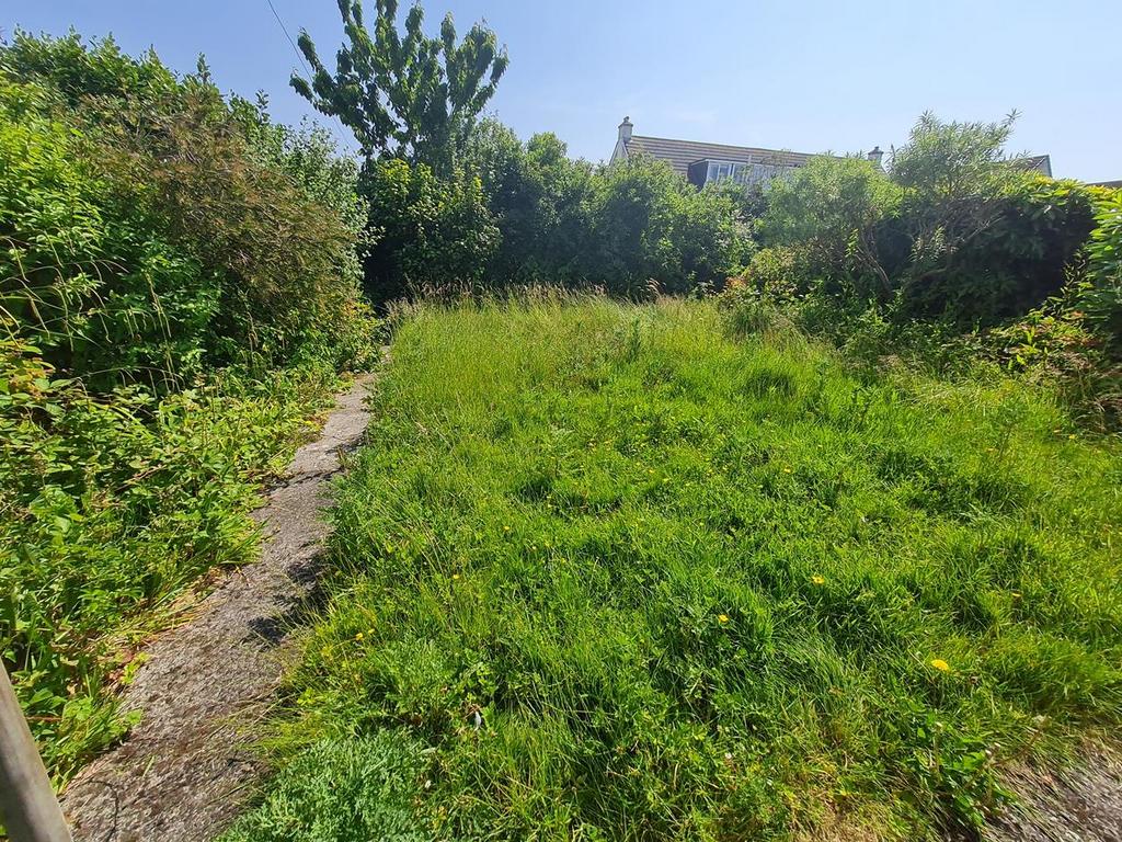 Gwealdues, Helston TR13 2 bed detached bungalow £285,000