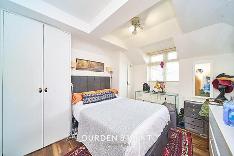 52b Brewster Road, London, E10 6RQ