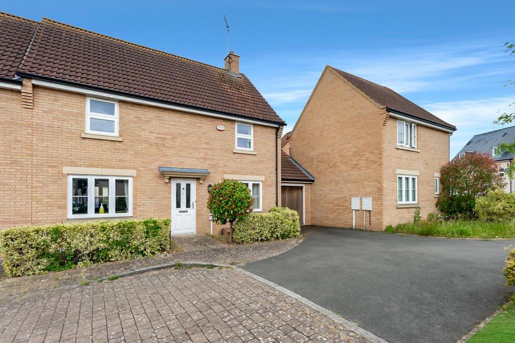 Cagney Crescent, Oxley Park, Milton Keynes 4 bed semidetached house