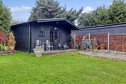 5 bedroom house for sale - British Legion Road, Chingford E4