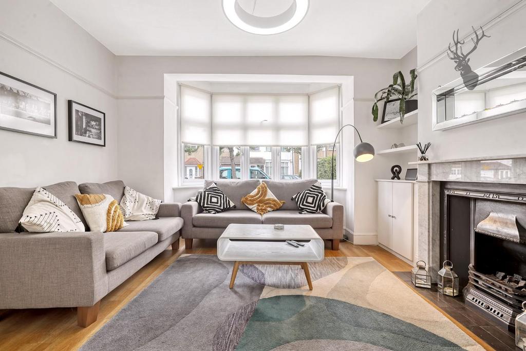 Charnwood Drive, London E18 6 bed semidetached house £1,000,000