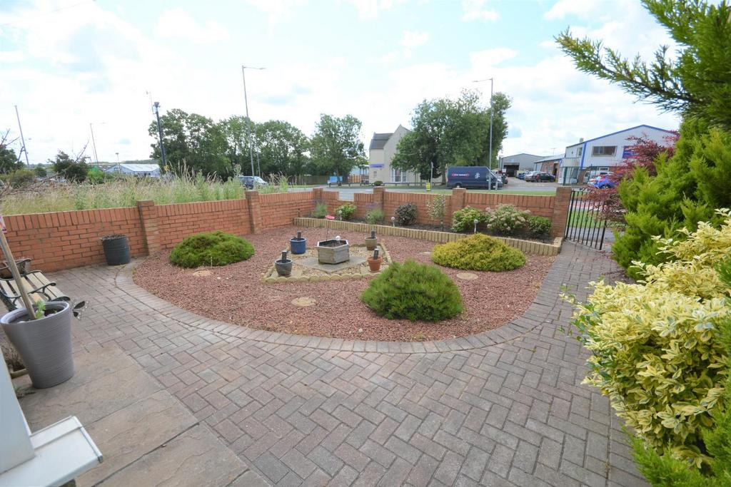 Dere Avenue, Auckland 3 bed semidetached house £120,000