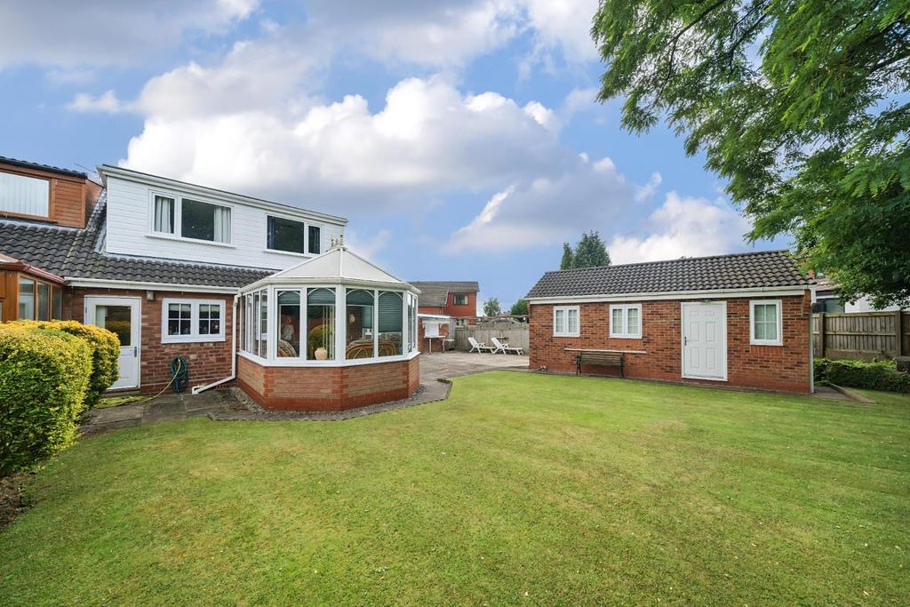 Timperley Lane, Leigh, WN7 3DZ 3 bed semidetached bungalow £265,000