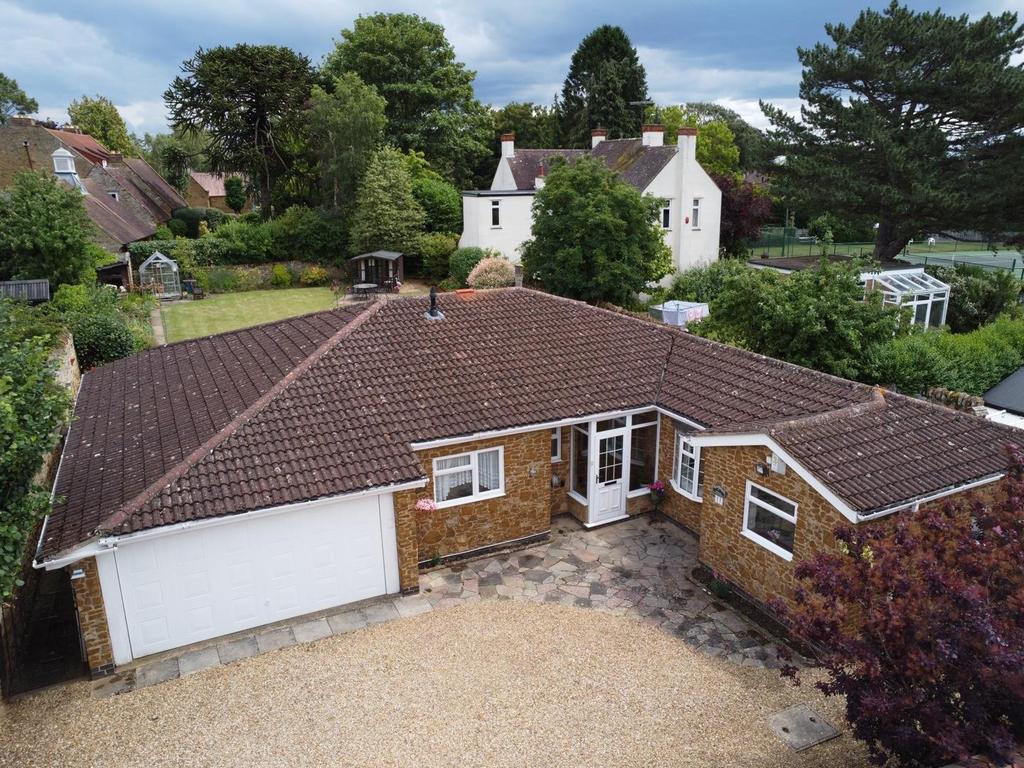 Graspin Lane, Weston Favell Village, Northampton NN3 3 bed detached
