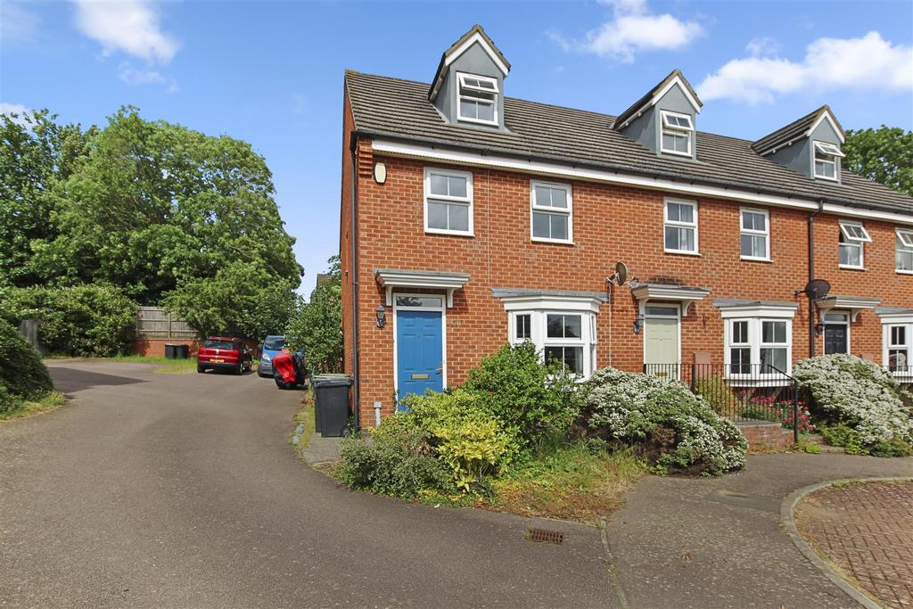 Presland Way, Irthlingborough... 3 bed end of terrace house £260,000