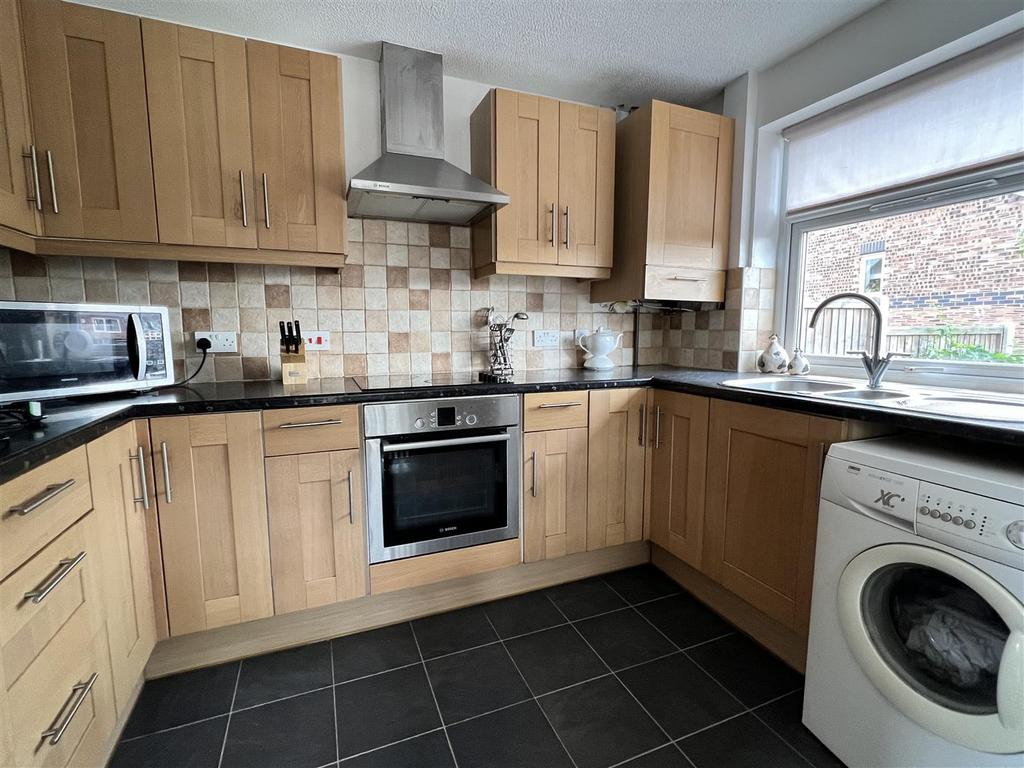 Greenbank, Athersley North, Barnsley 3 bed semidetached house £795