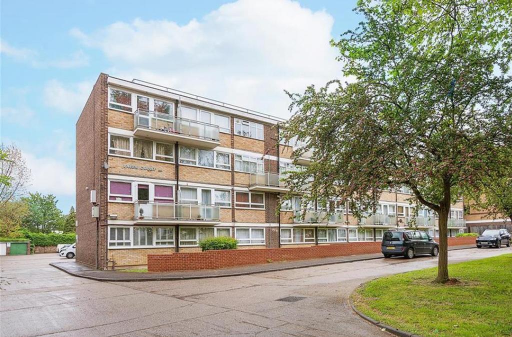 Willesden Lane, London, NW2 3 bed flat to rent £2,200 pcm (£508 pw)