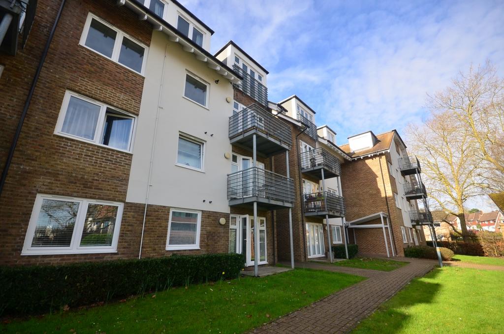 Harlands Road Haywards Heath RH16 2 bed flat £1,275 pcm (£294 pw)