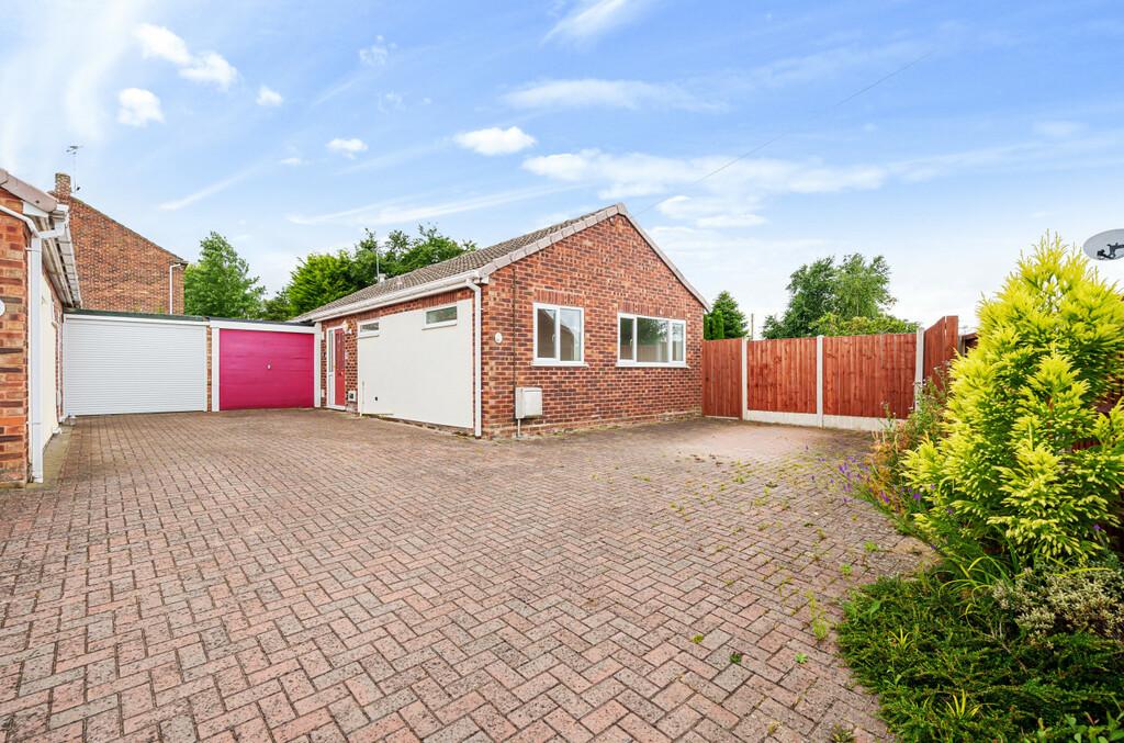 Laurel Close, Drakes Broughton, Pershore, Worcestershire 2 bed bungalow