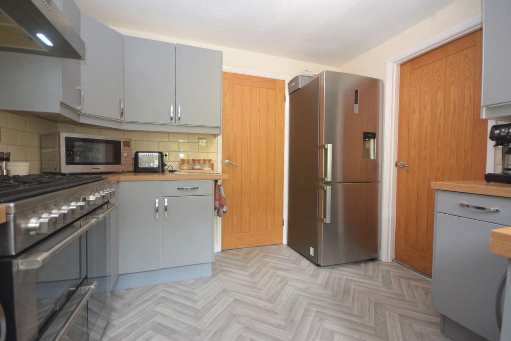 15 Fron Wnion Estate, Dolgellau, LL40 1SL 3 bed detached house for sale