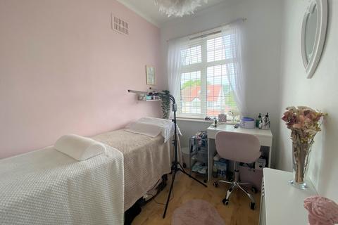 18 Oakwood Avenue, Borehamwood, WD6 1SR