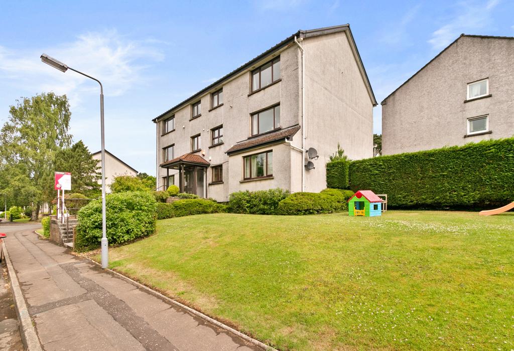 Buchanan Drive, Newton Mearns 2 bed flat £150,000
