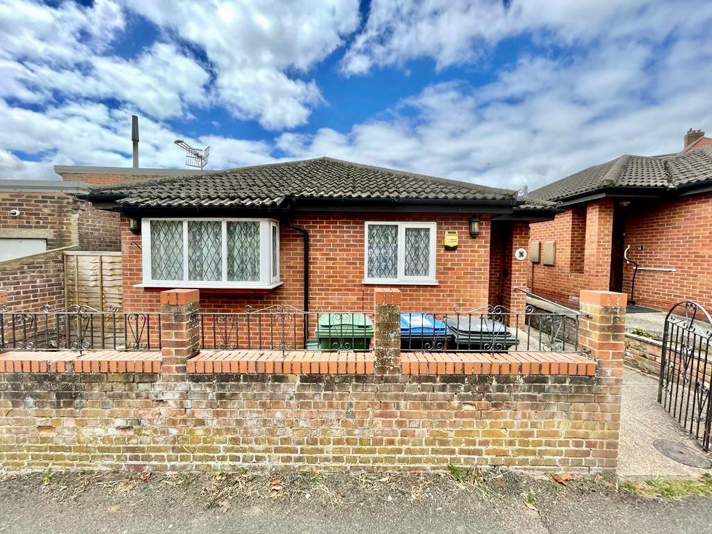 Fairway Court, Hemel Hempstead... 2 bed bungalow £1,450 pcm (£335 pw)