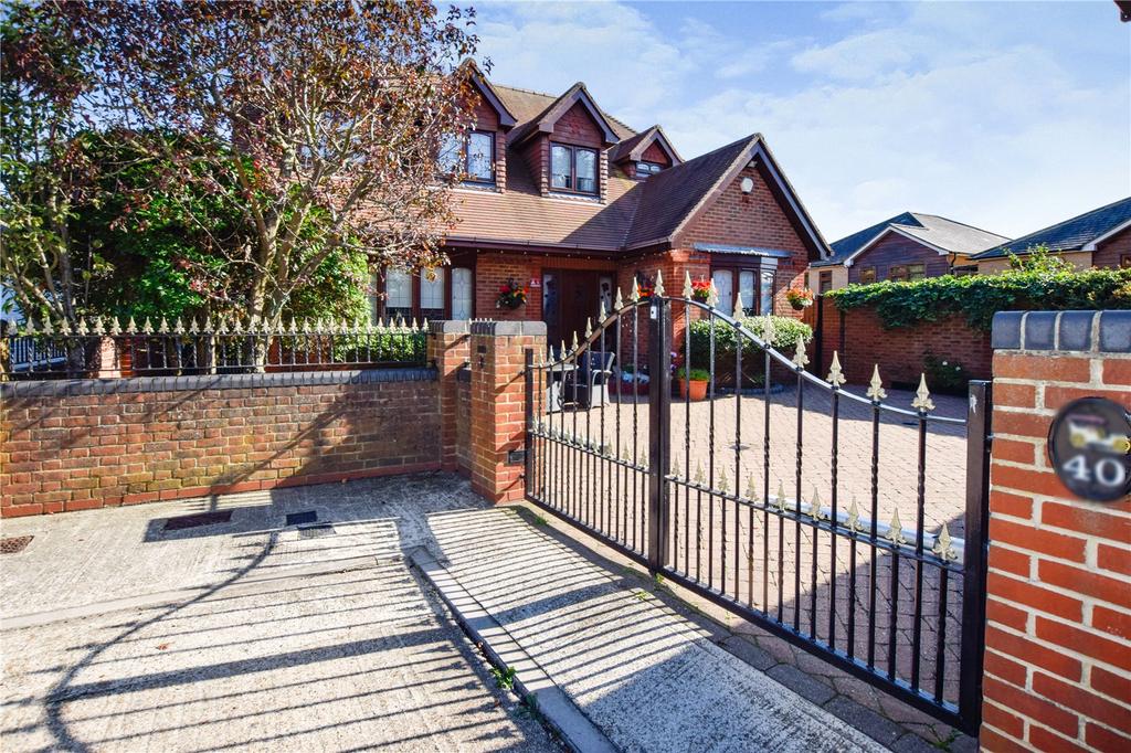 Millbrook Gardens, Gidea Park, RM2 3 bed detached house for sale £750,000