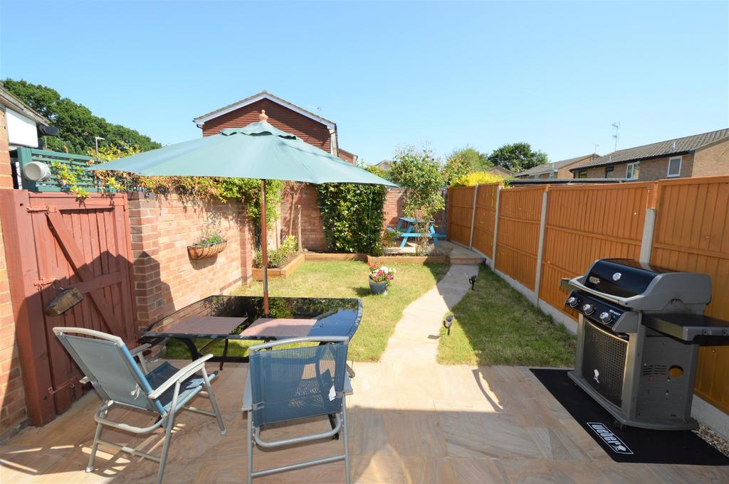 Avocet Crescent, College Town, Sandhurst 3 bed end of terrace house for