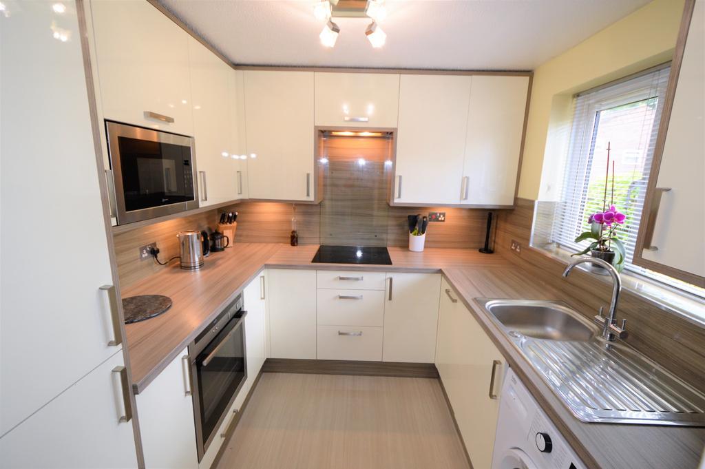 Avocet Crescent, College Town, Sandhurst 3 bed end of terrace house for