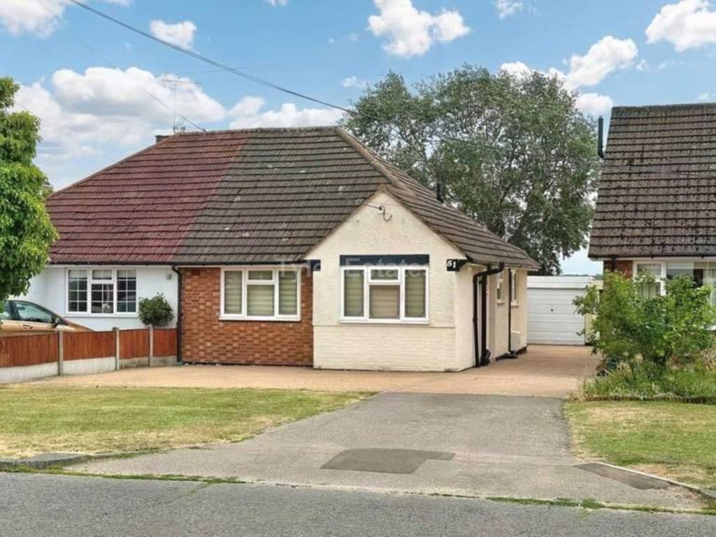 Mill Road, Billericay CM11 2 bed semidetached bungalow £425,000
