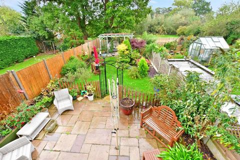 15 Bankfields, Headcorn, Ashford, TN27 9QY