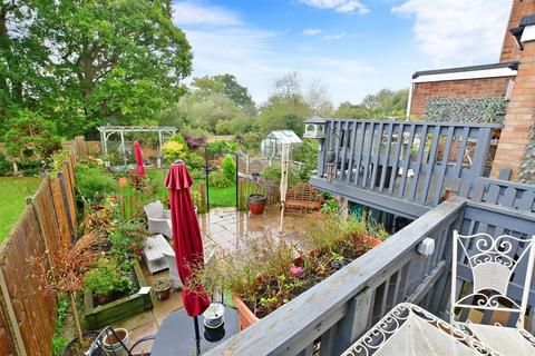 15 Bankfields, Headcorn, Ashford, TN27 9QY