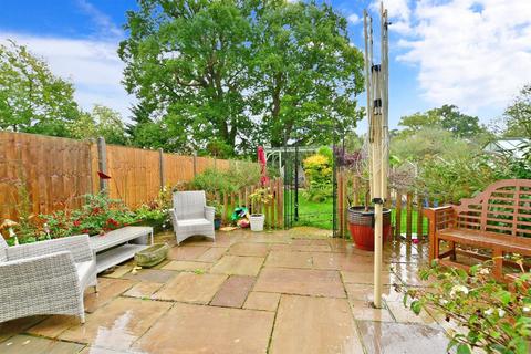 15 Bankfields, Headcorn, Ashford, TN27 9QY