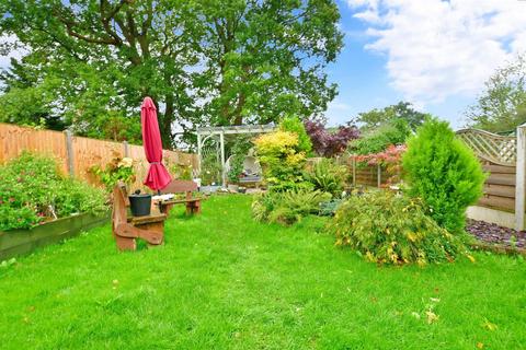 15 Bankfields, Headcorn, Ashford, TN27 9QY