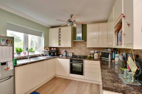15 Bankfields, Headcorn, Ashford, TN27 9QY