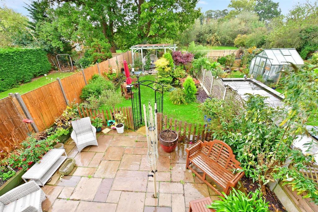 Bankfields, Headcorn, Kent 2 bed semidetached house for sale £325,000