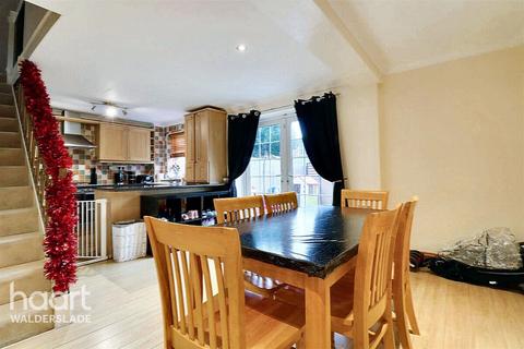 3 bedroom semi-detached house to rent, Meadow Close, Chatham