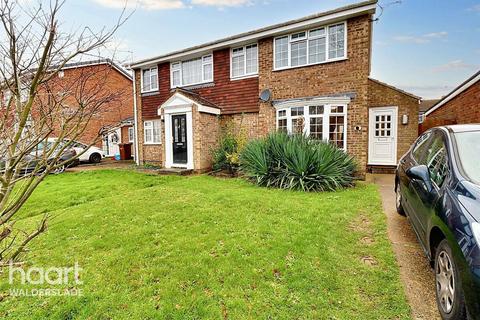 3 bedroom semi-detached house to rent, Meadow Close, Chatham, ME5