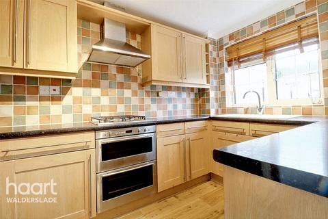 3 bedroom semi-detached house to rent, Meadow Close, Chatham, ME5