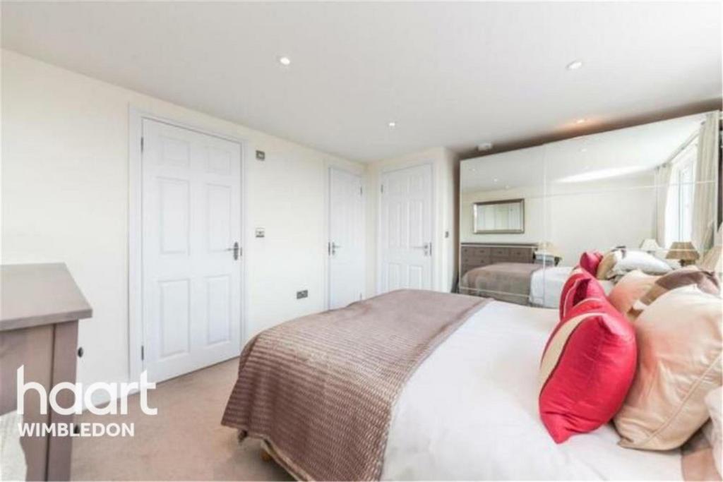 Prince Avenue, SW20 3 bed terraced house £2,500 pcm (£577 pw)