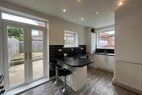 3 bedroom semi-detached house to rent, Lilac Avenue, South Shields