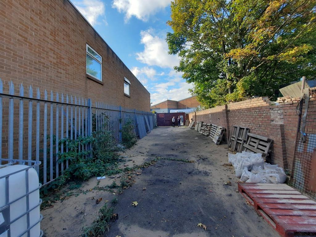 22 King Street, Smethwick... Industrial unit £583 pcm (£135 pw)