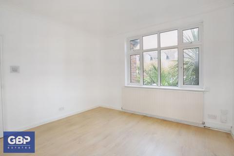 3 bedroom apartment for sale - Grenfell Avenue, Hornchurch, RM12