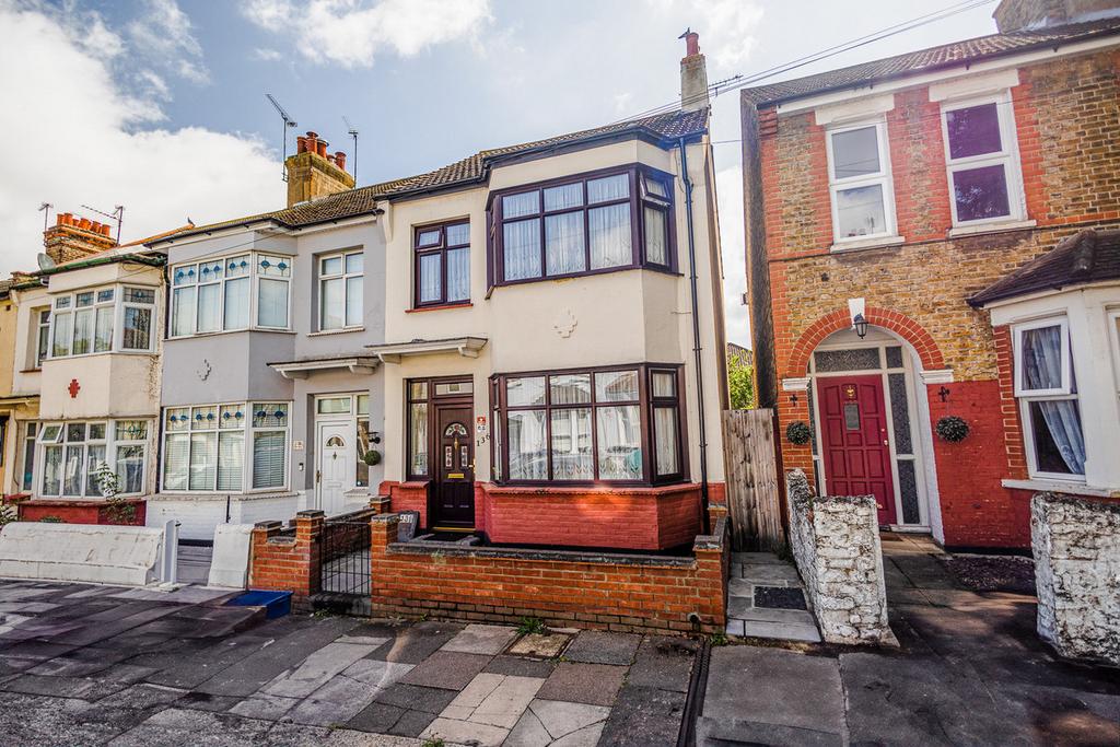 3 bedroom terraced house for sale in Valkyrie Road, Westcliff-on-sea, SS0