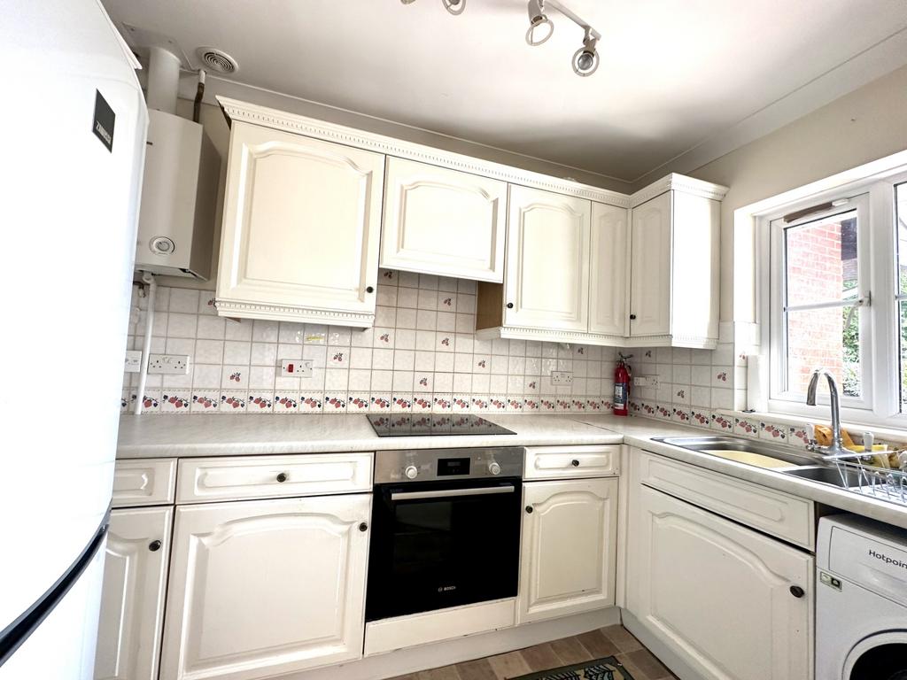 Pyrford Mews, Lymington, Hampshire, SO41 1 bed bungalow £975 pcm (£